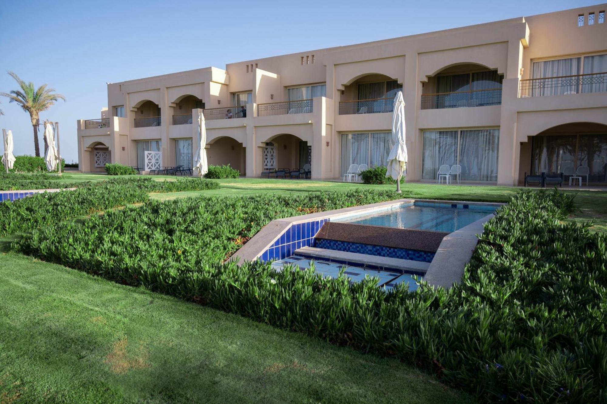 Sataya Resort Marsa Alam Exterior foto The resort's private pools