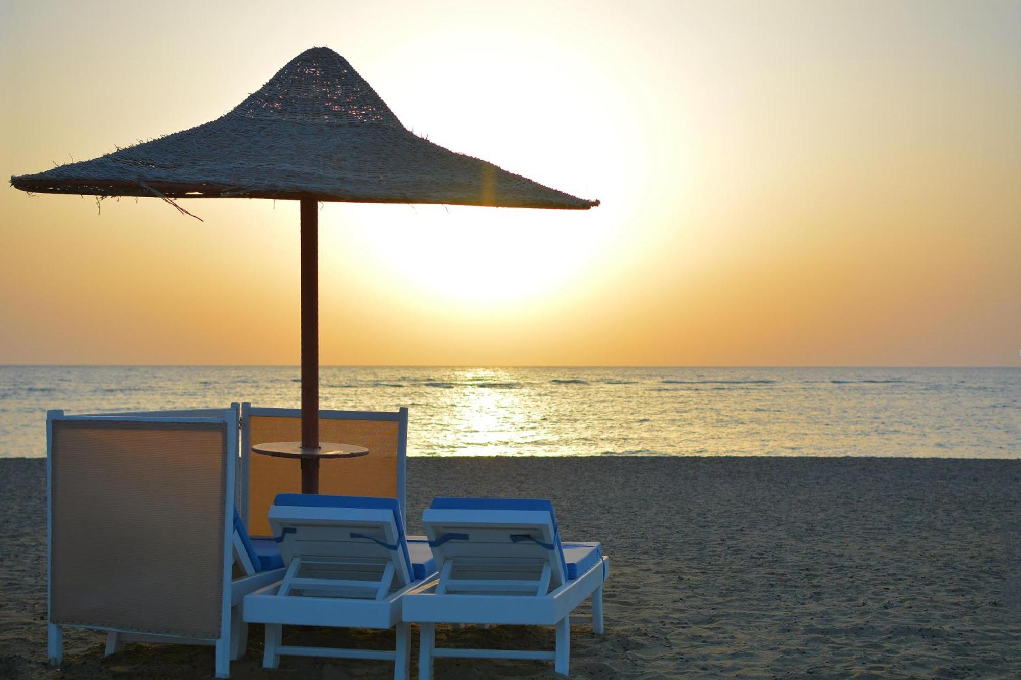 Sataya Resort Marsa Alam Exterior foto Sunset at the beach
