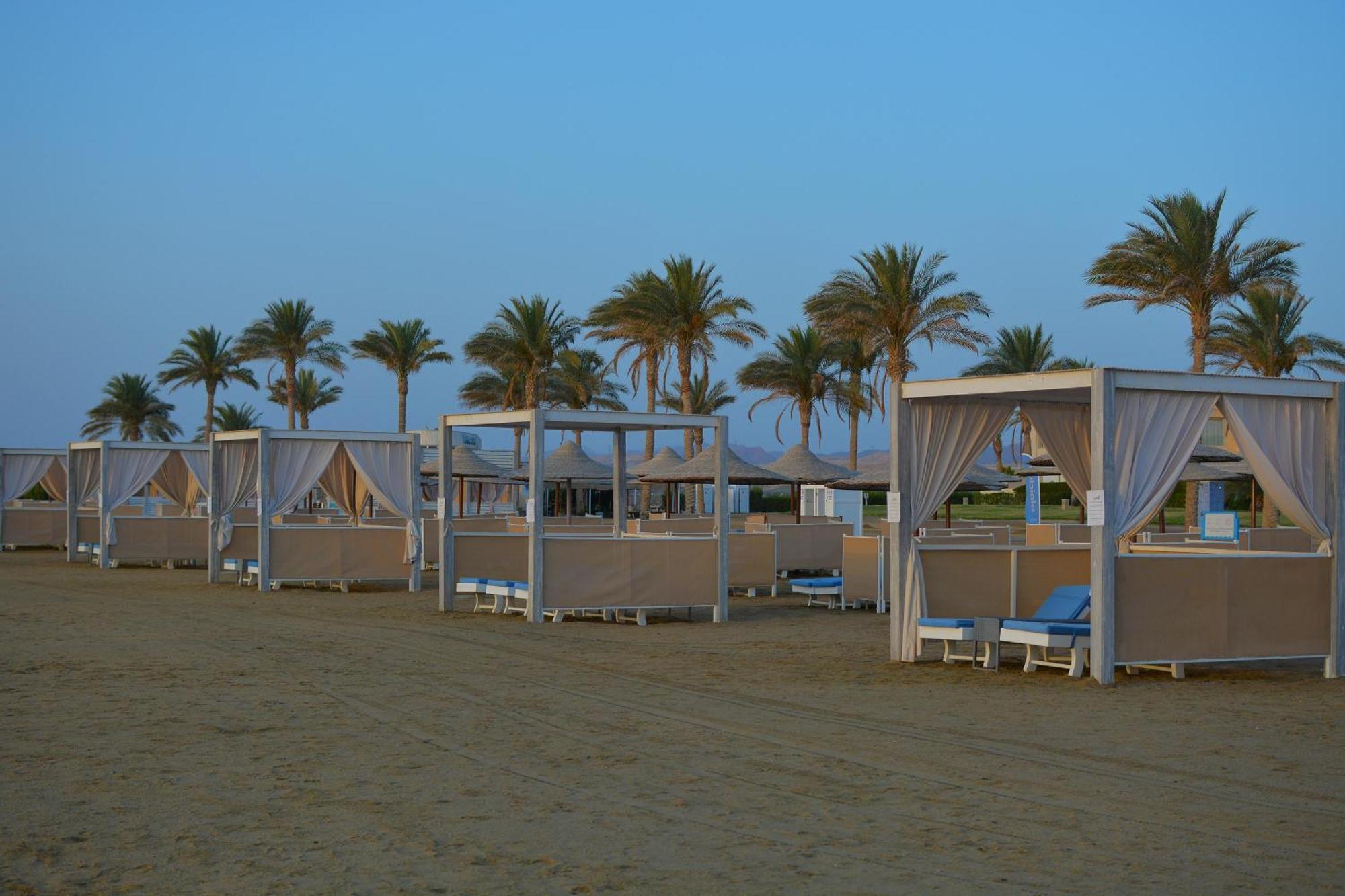 Sataya Resort Marsa Alam Exterior foto Cabanas at the beach