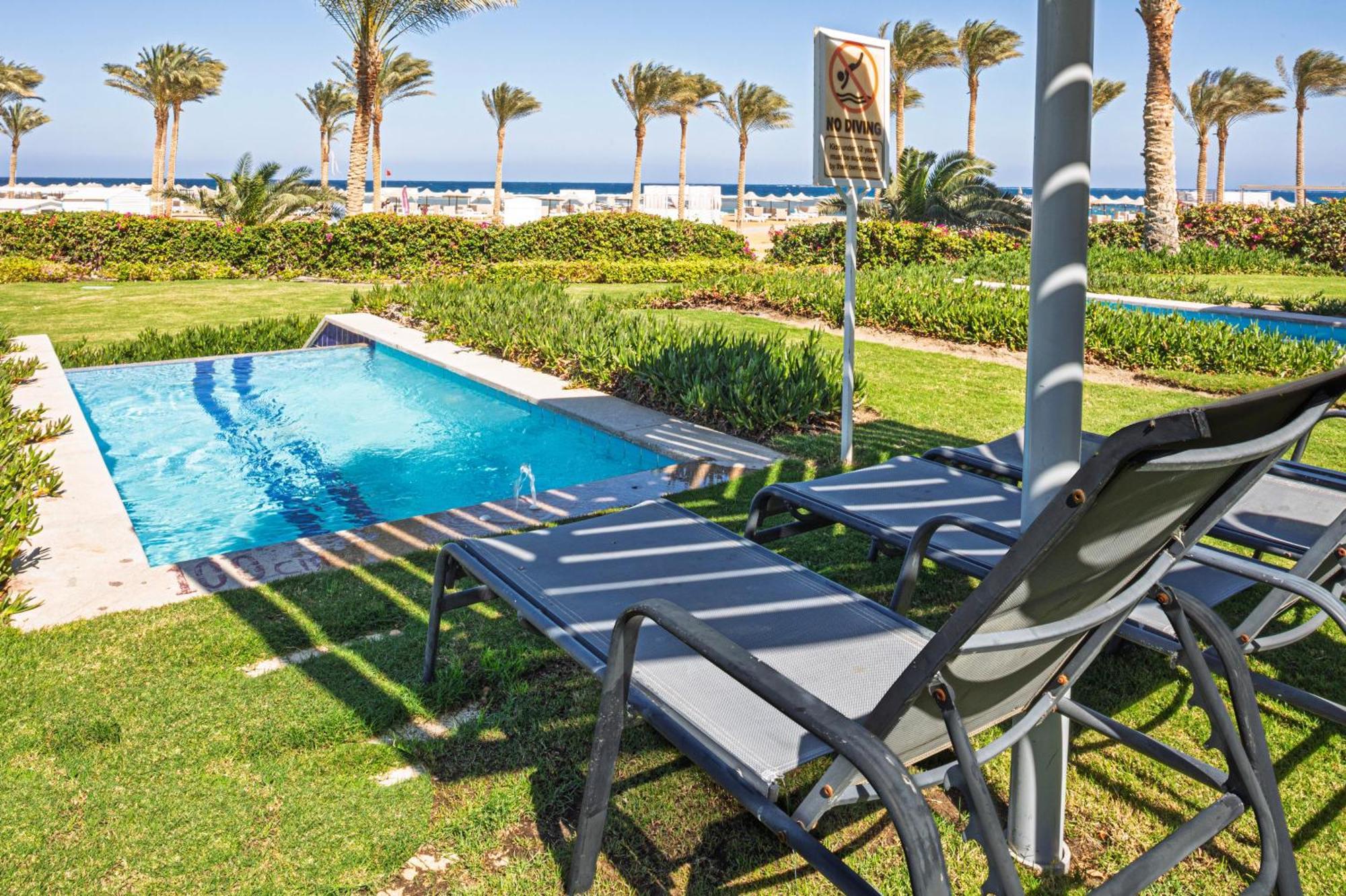 Sataya Resort Marsa Alam Exterior foto A poolside chaise longue